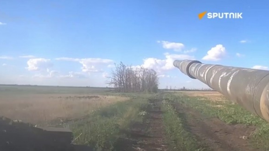 Xe tăng T-72B3M tấn công như vũ bão vào thành trì quân sự của Ukraine ở Avdiivka